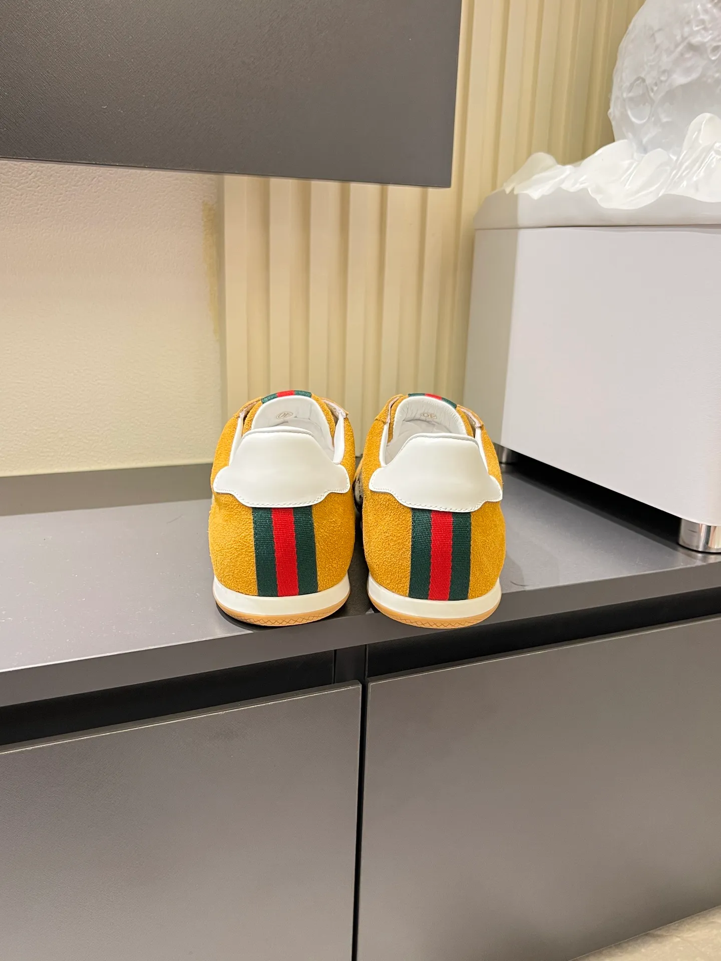 Men's shoes 💰p400 Gucci Shift series sports shoes, featuring lightweight thin sole design, suede + canvas + technical fabric splicing, perfect texture! The tongue and heel have red and green webbing, which is highly recognizable✨. The classic brown + off-white color scheme is retro and modern. The shell-toe shoe shape makes the feet smaller. It is perfect for daily wear or skirts and trousers. The upper fabric + elastic heel is easy to put on and take off, and the wrapping feeling is comfortable. It can be used for commuting and leisure. It has become one of Demna Gvasalia’s hottest items after taking over🔥. size: 38-45!